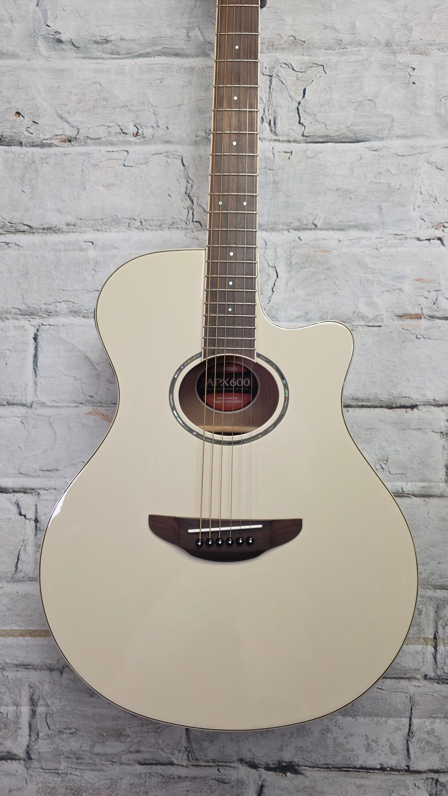 Yamaha APX600 Thinline Cutaway - Vintage White