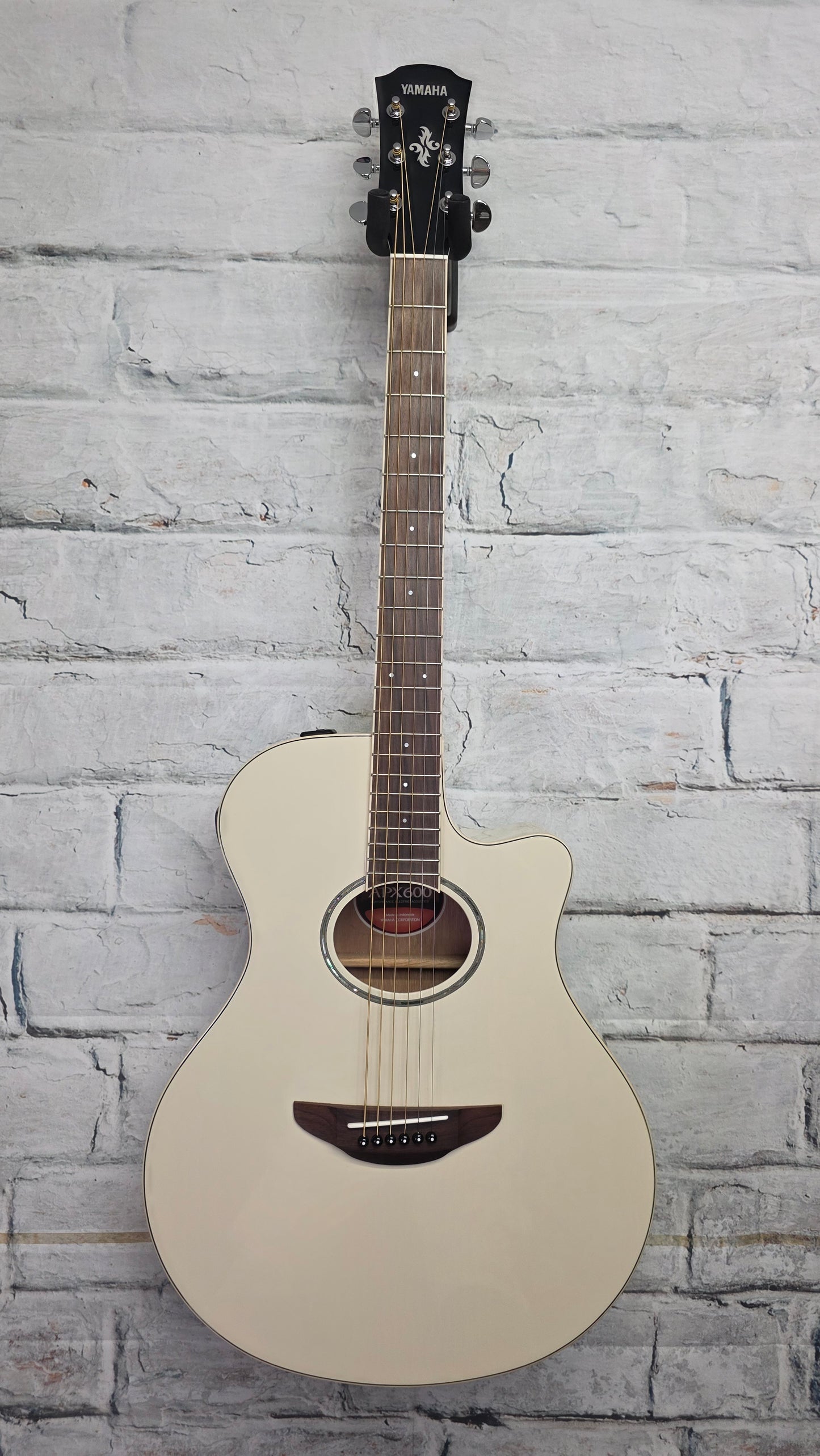 Yamaha APX600 Thinline Cutaway - Vintage White