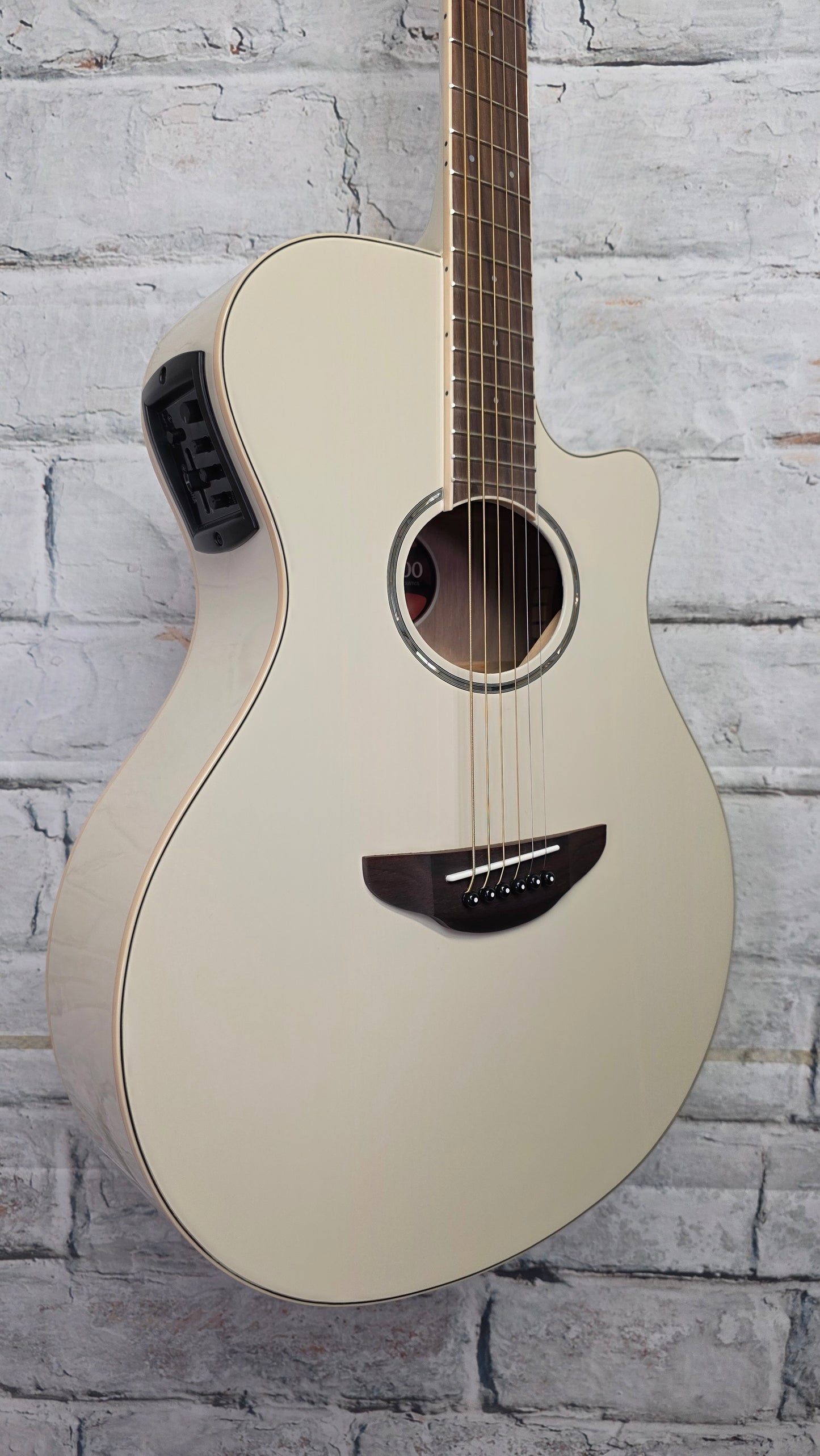 Yamaha APX600 Thinline Cutaway - Vintage White