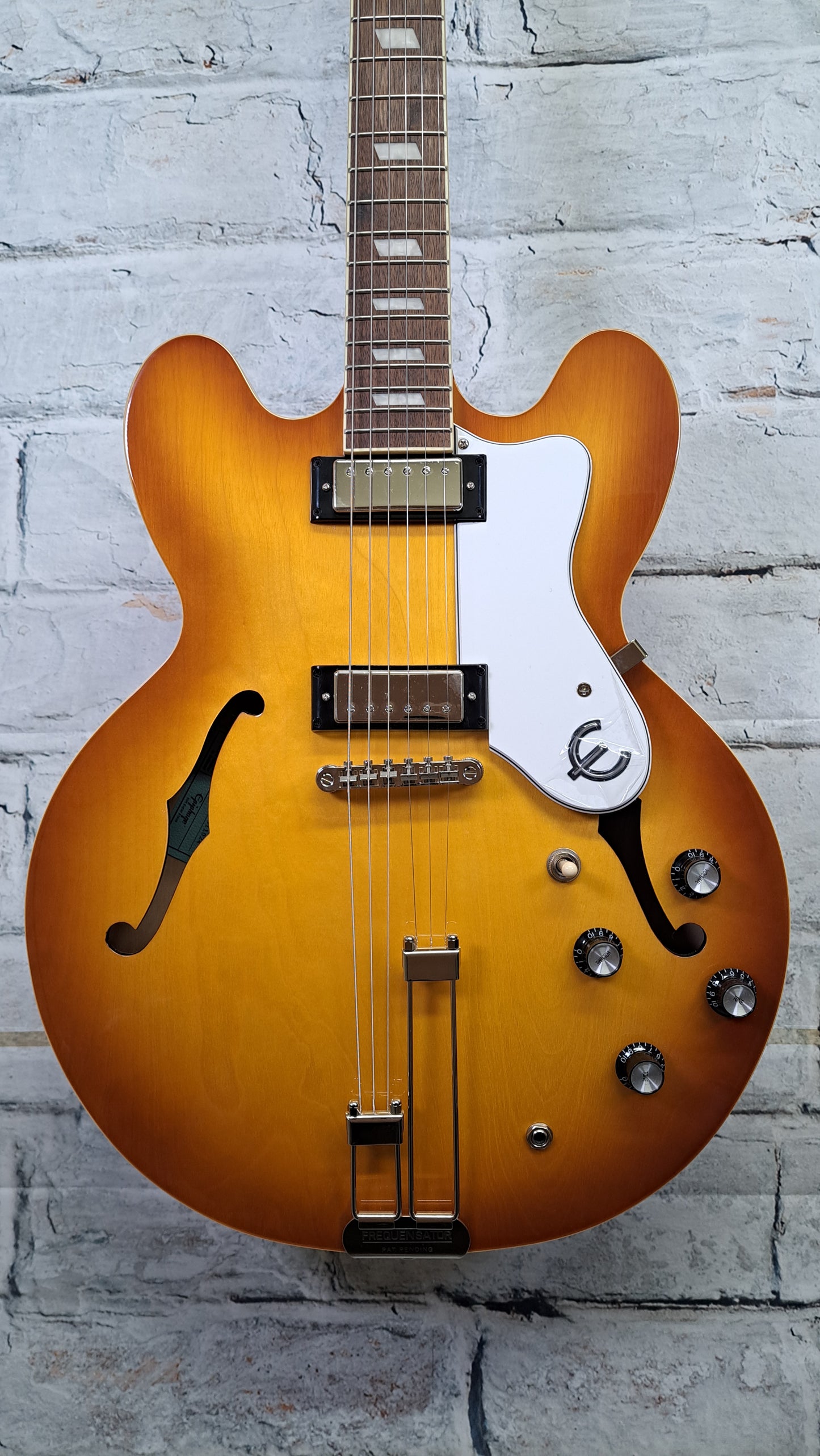Epiphone Riviera Semi-Hollow w/Frequensator - Royal Tan