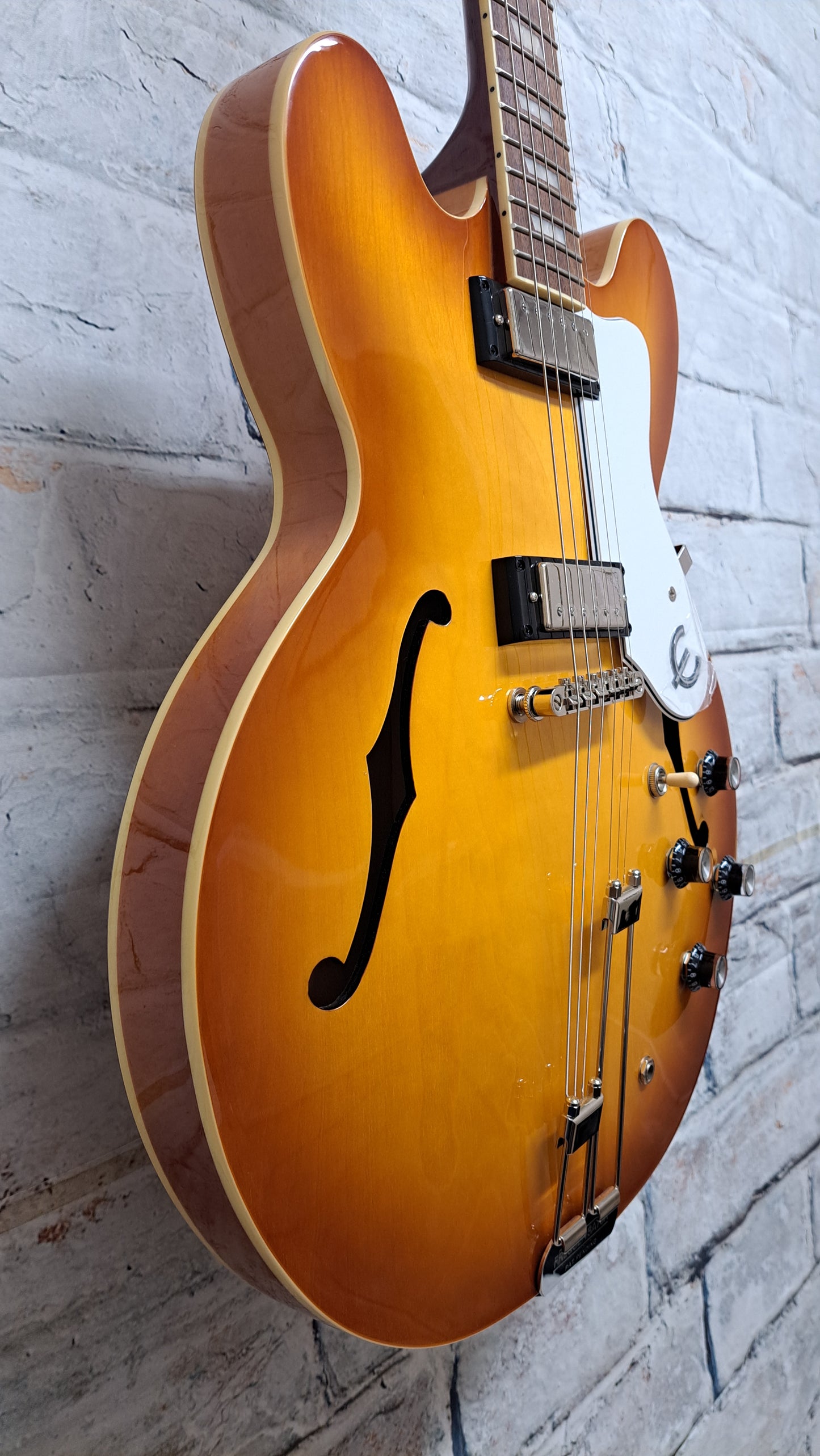 Epiphone Riviera Semi-Hollow w/Frequensator - Royal Tan