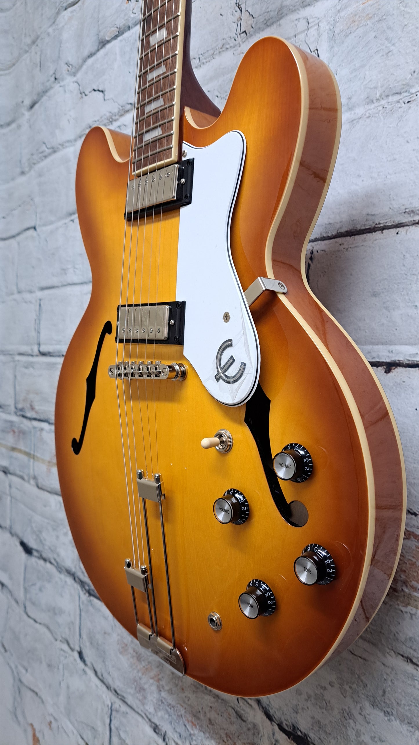 Epiphone Riviera Semi-Hollow w/Frequensator - Royal Tan