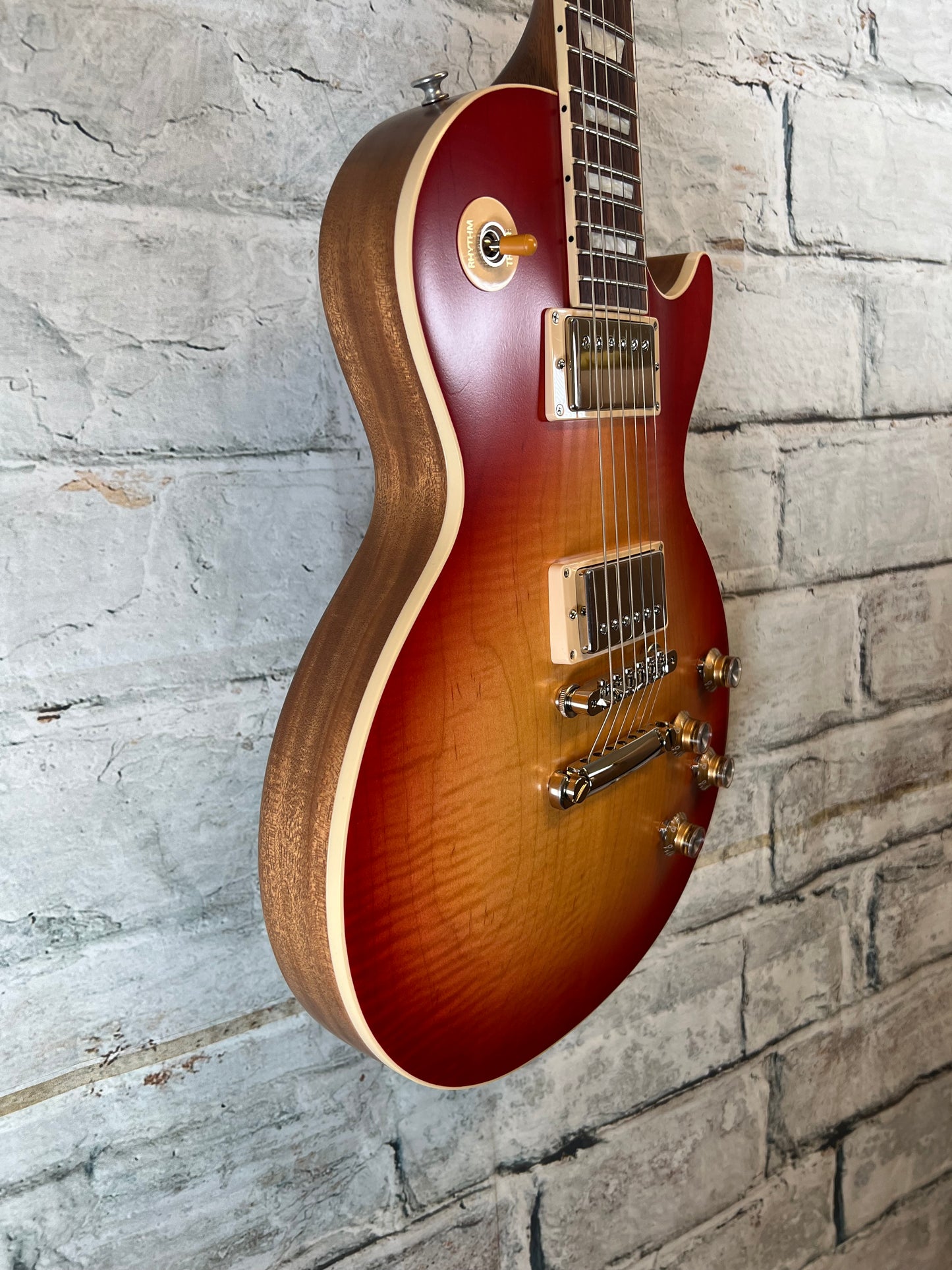 Gibson Les Paul Standard 60’s Faded Vintage Cherry Sunburst with Hardshell Case