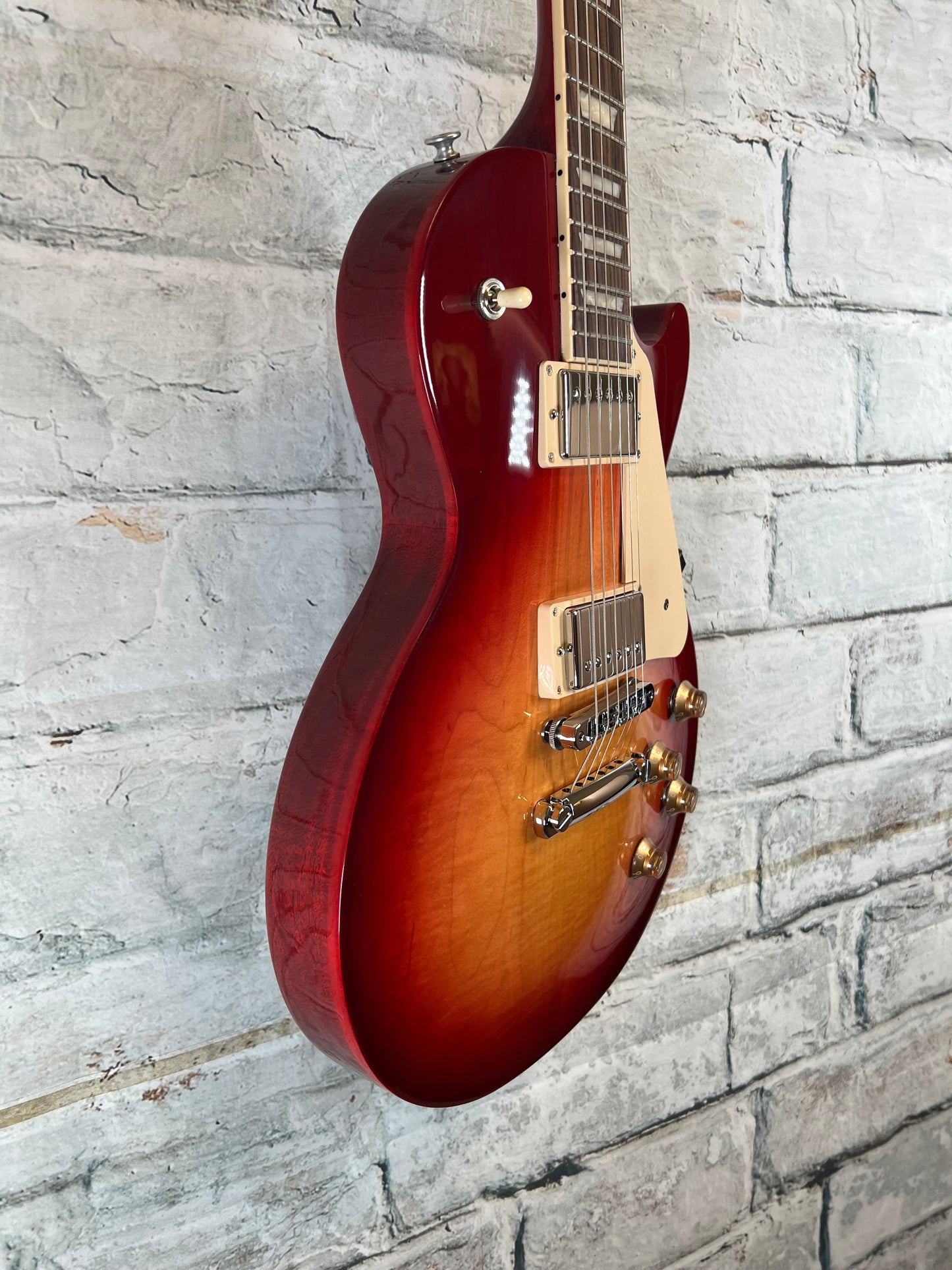 Gibson Les Paul Studio (Cream Trim) Cherry Sunburst with Bag
