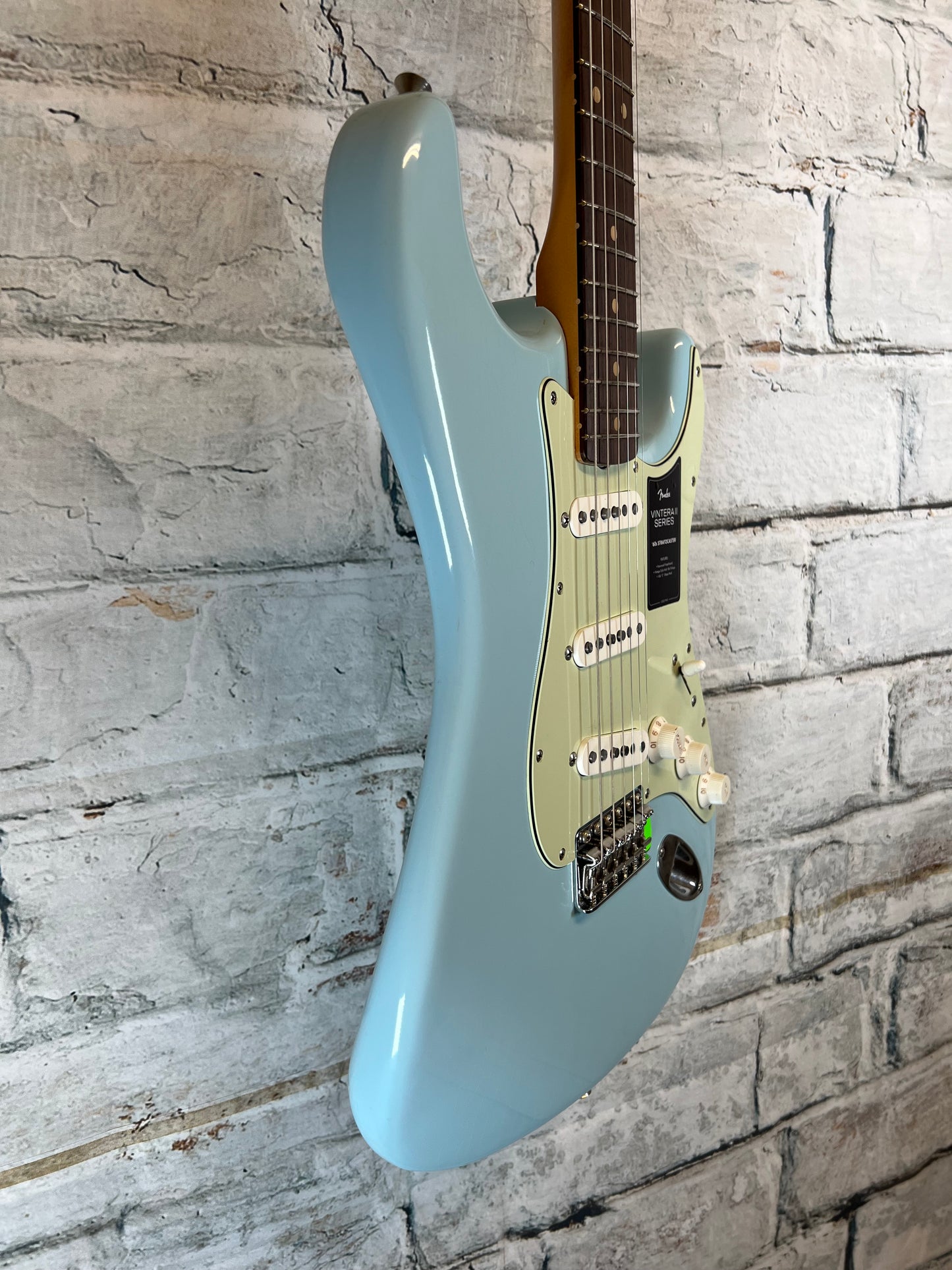 Fender Limited Edition Vintera II Road Worn 60’s Stratocaster with Case