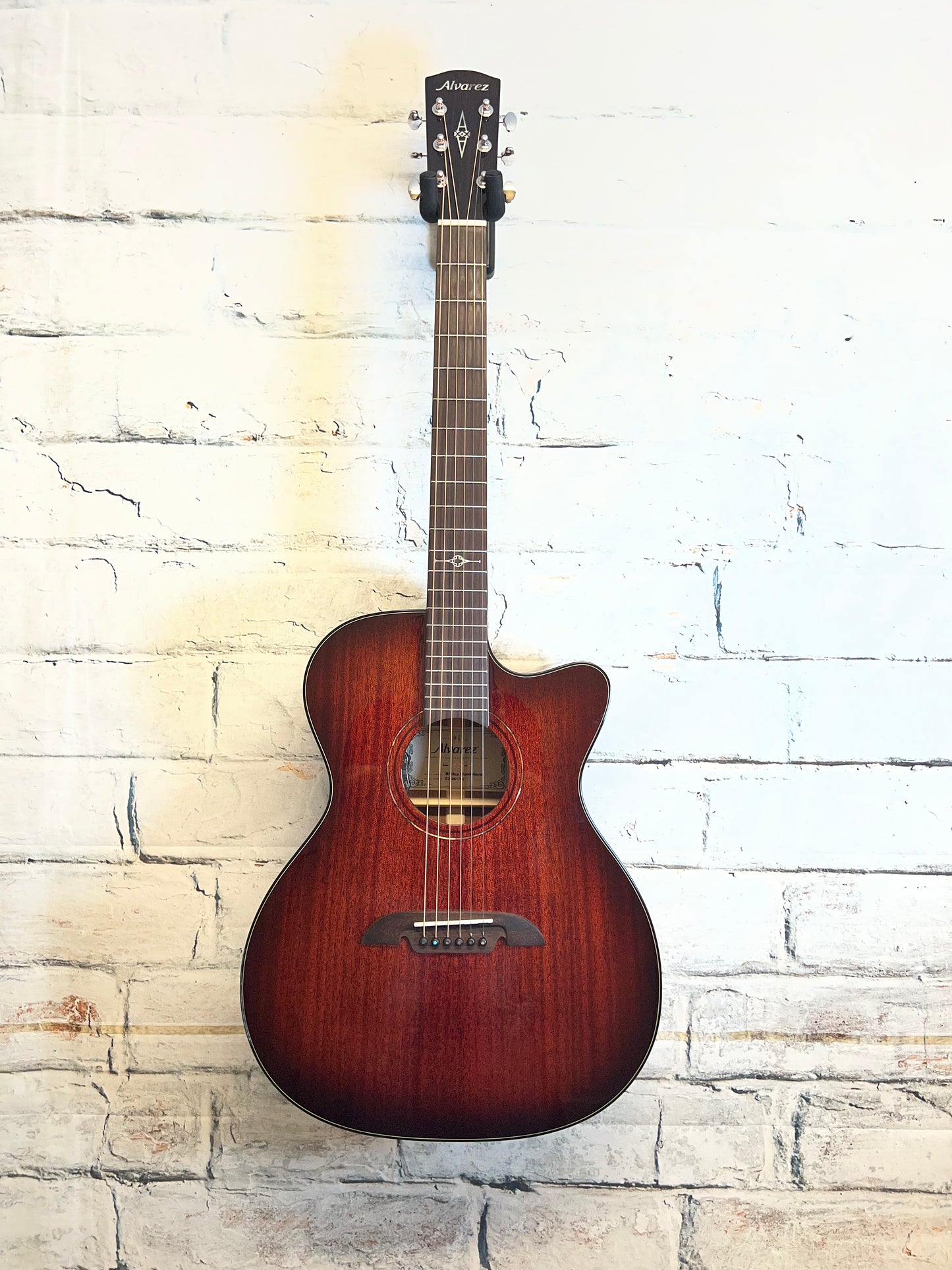 Alvarez Masterworks Folk/OM Guitar, Acoustic/Electric
