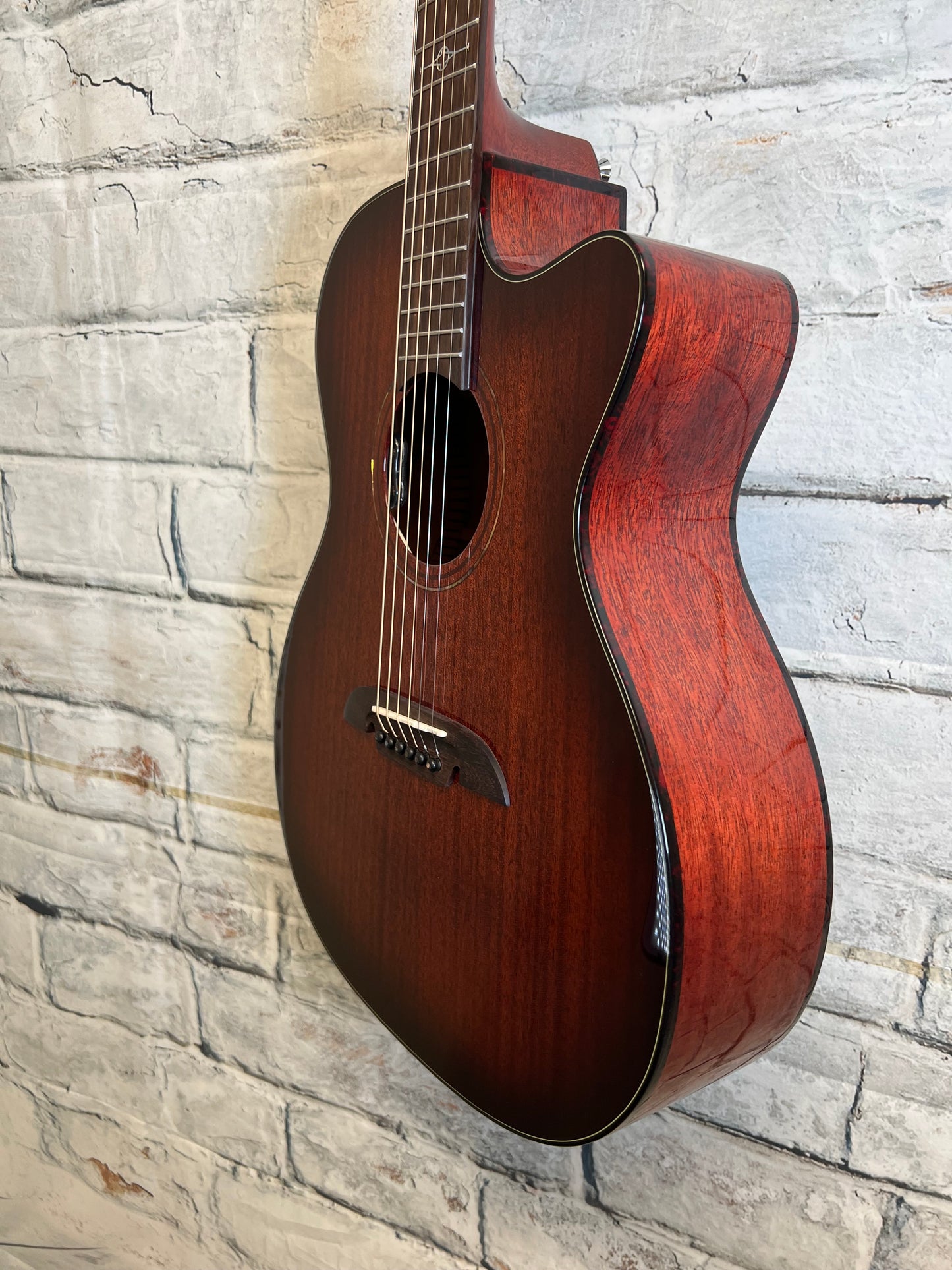 Alvarez Masterworks Folk/OM Guitar, Acoustic/Electric