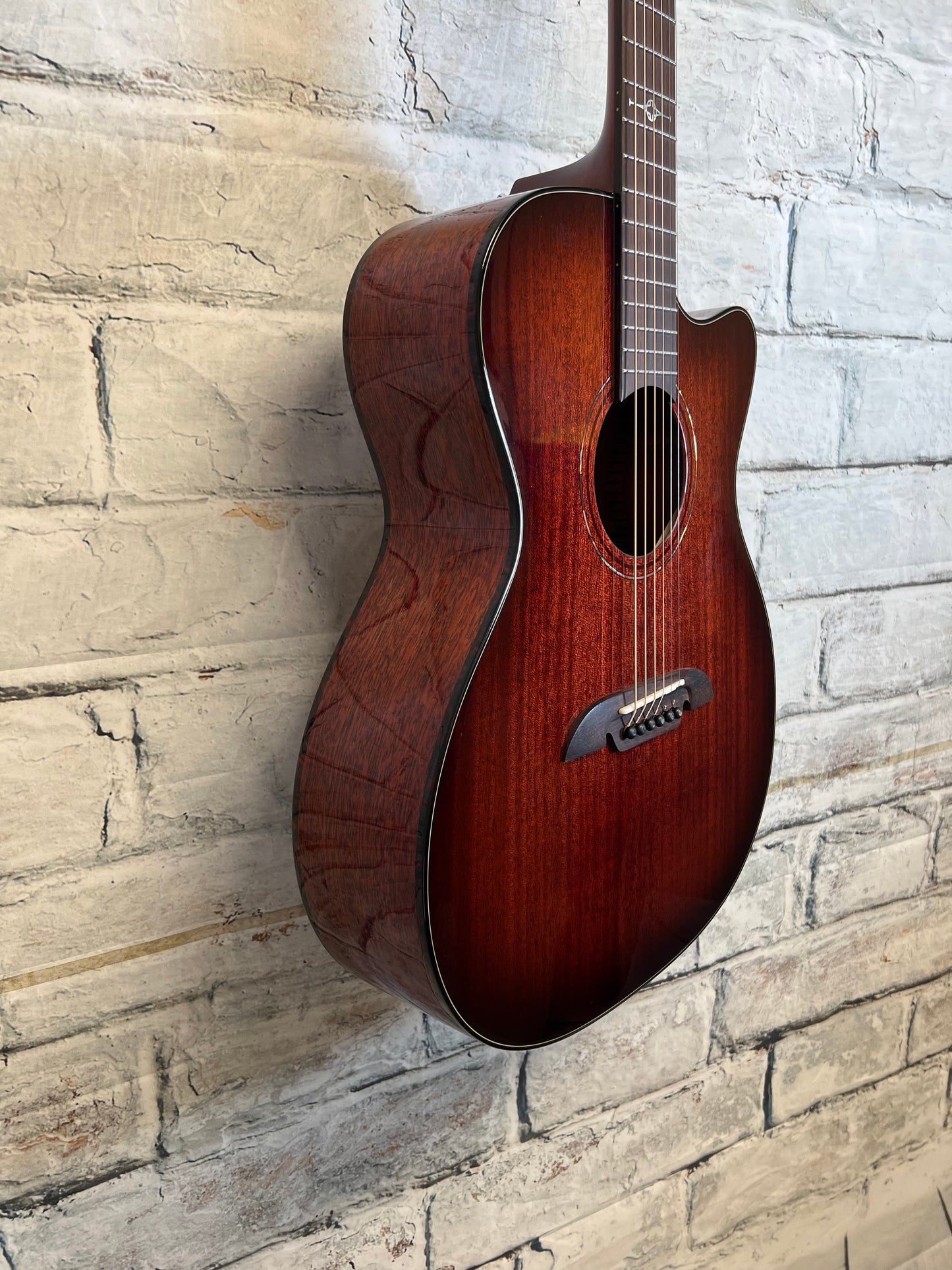 Alvarez Masterworks Folk/OM Guitar, Acoustic/Electric