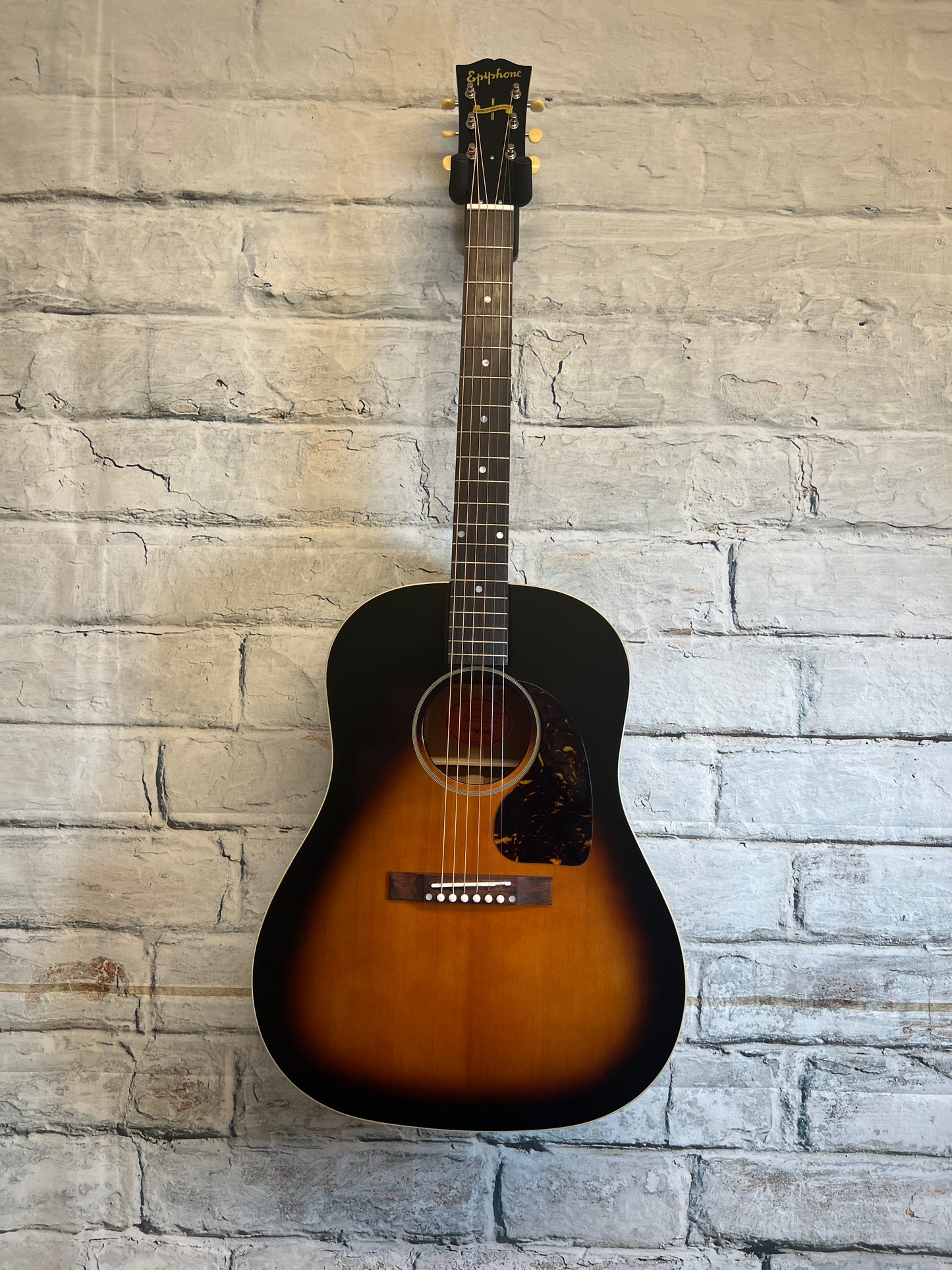 Epiphone 1942 Banner J-45 Reissue Vintage Sunburst with Hardshell Case