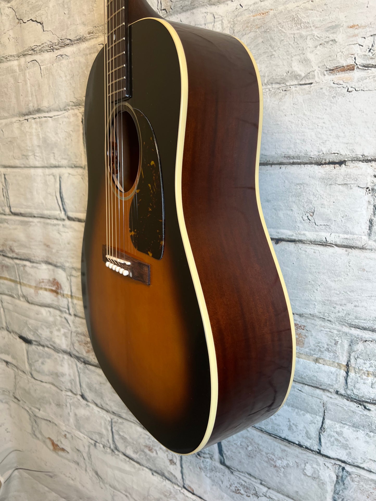 Epiphone 1942 Banner J-45 Reissue Vintage Sunburst with Hardshell Case