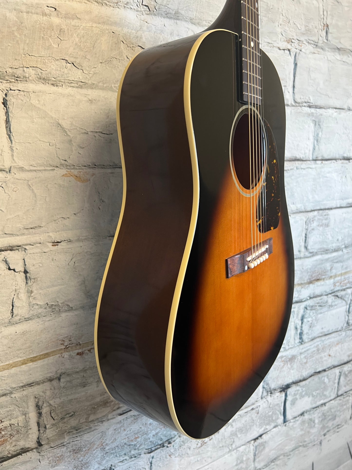 Epiphone 1942 Banner J-45 Reissue Vintage Sunburst with Hardshell Case