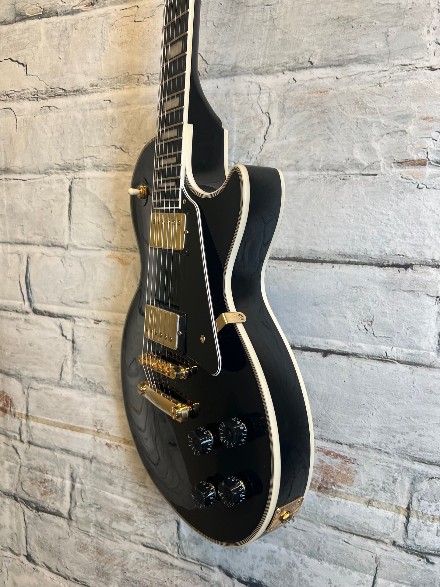 Used Epiphone Les Paul Custom-Ebony with Hardshell Case