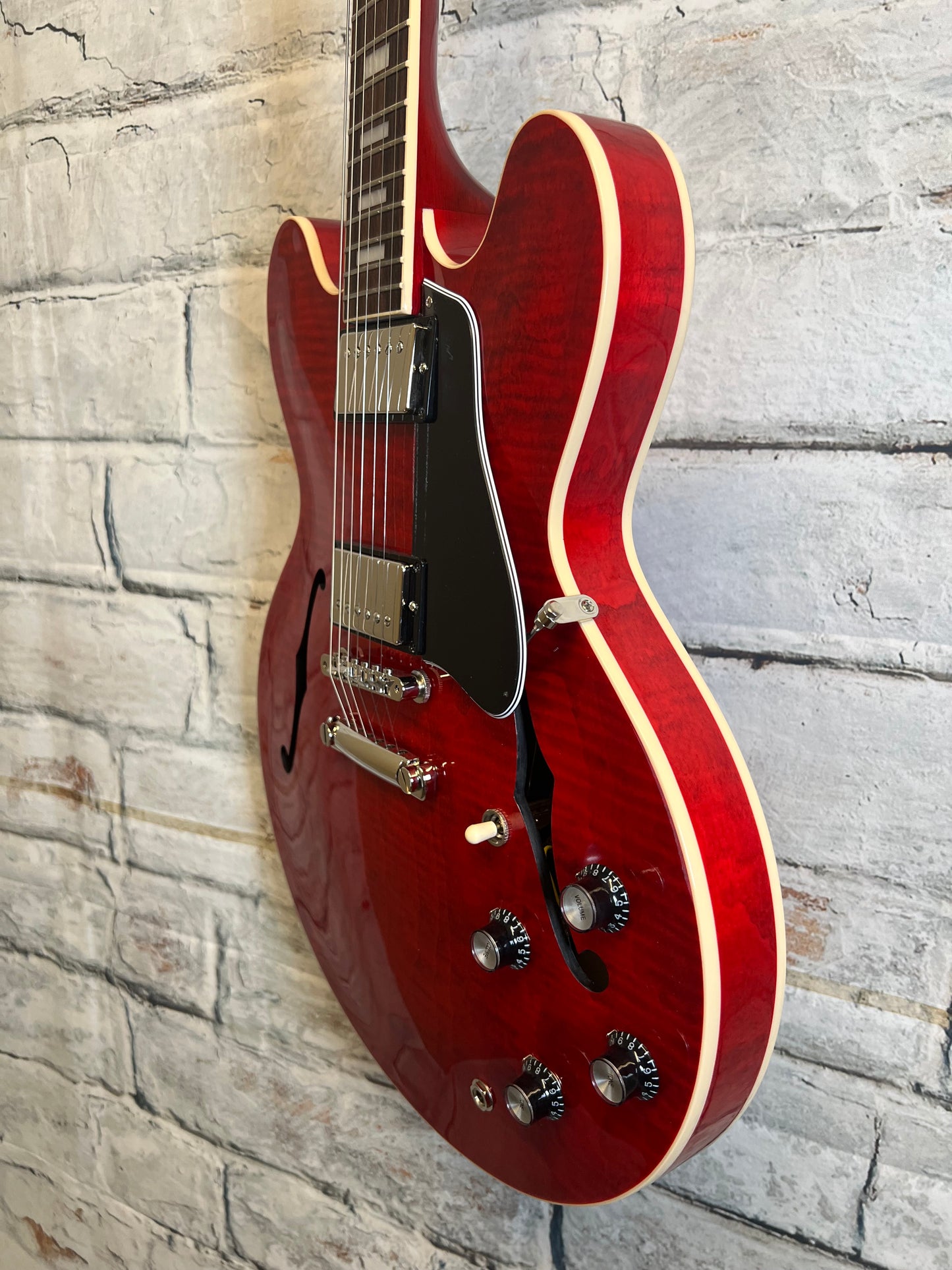 Gibson Es-335 Figured 60s Cherry with Hardshell Case