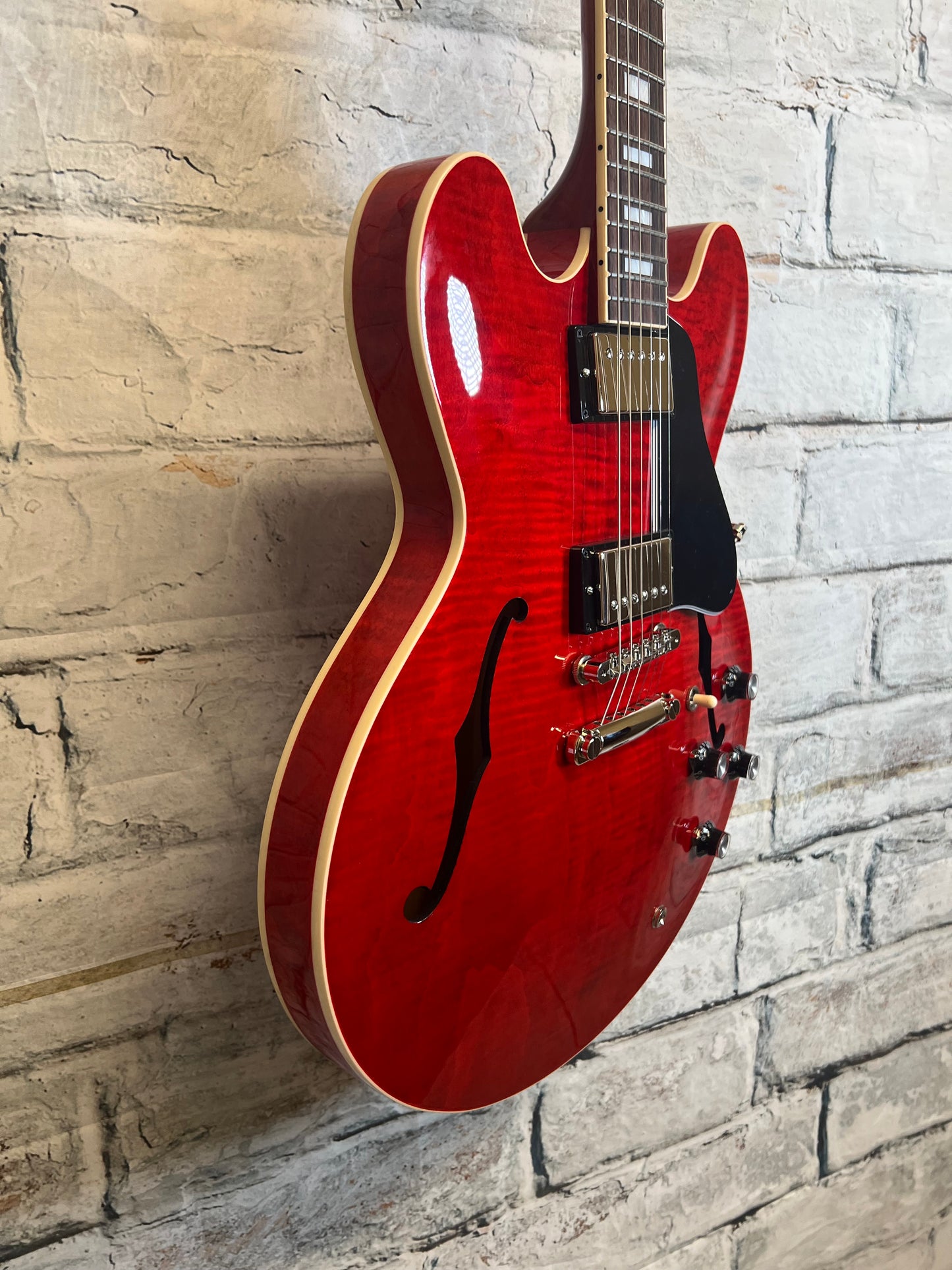 Gibson Es-335 Figured 60s Cherry with Hardshell Case