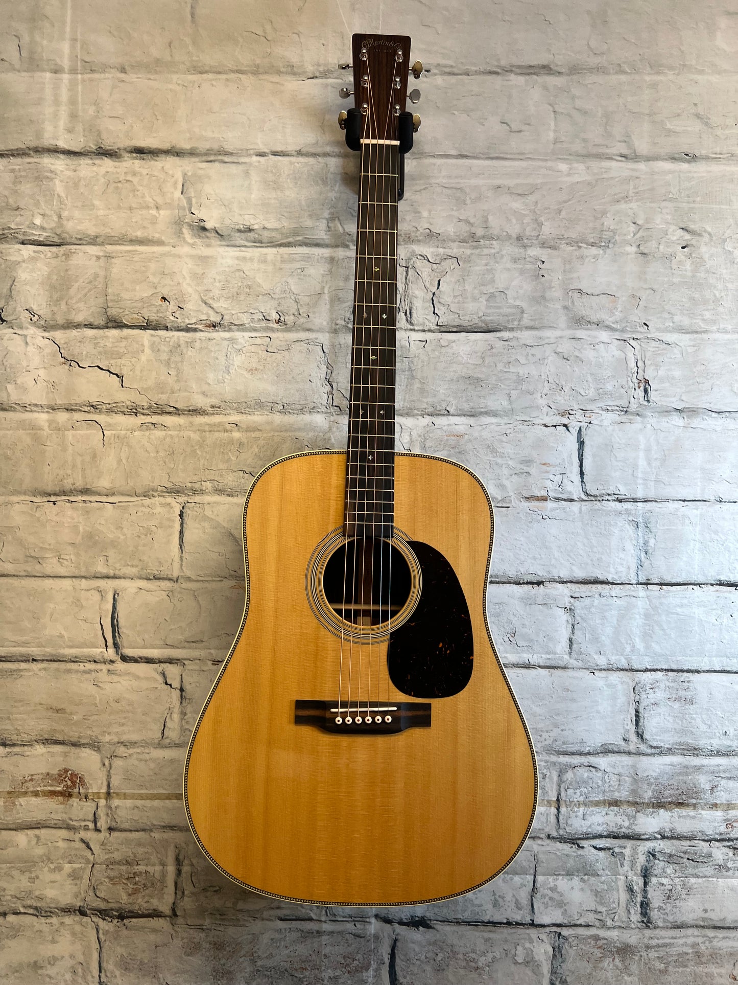 Martin Hd28 Standard Dreadnought with case