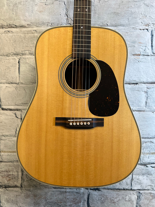 Martin Hd28 Standard Dreadnought with case