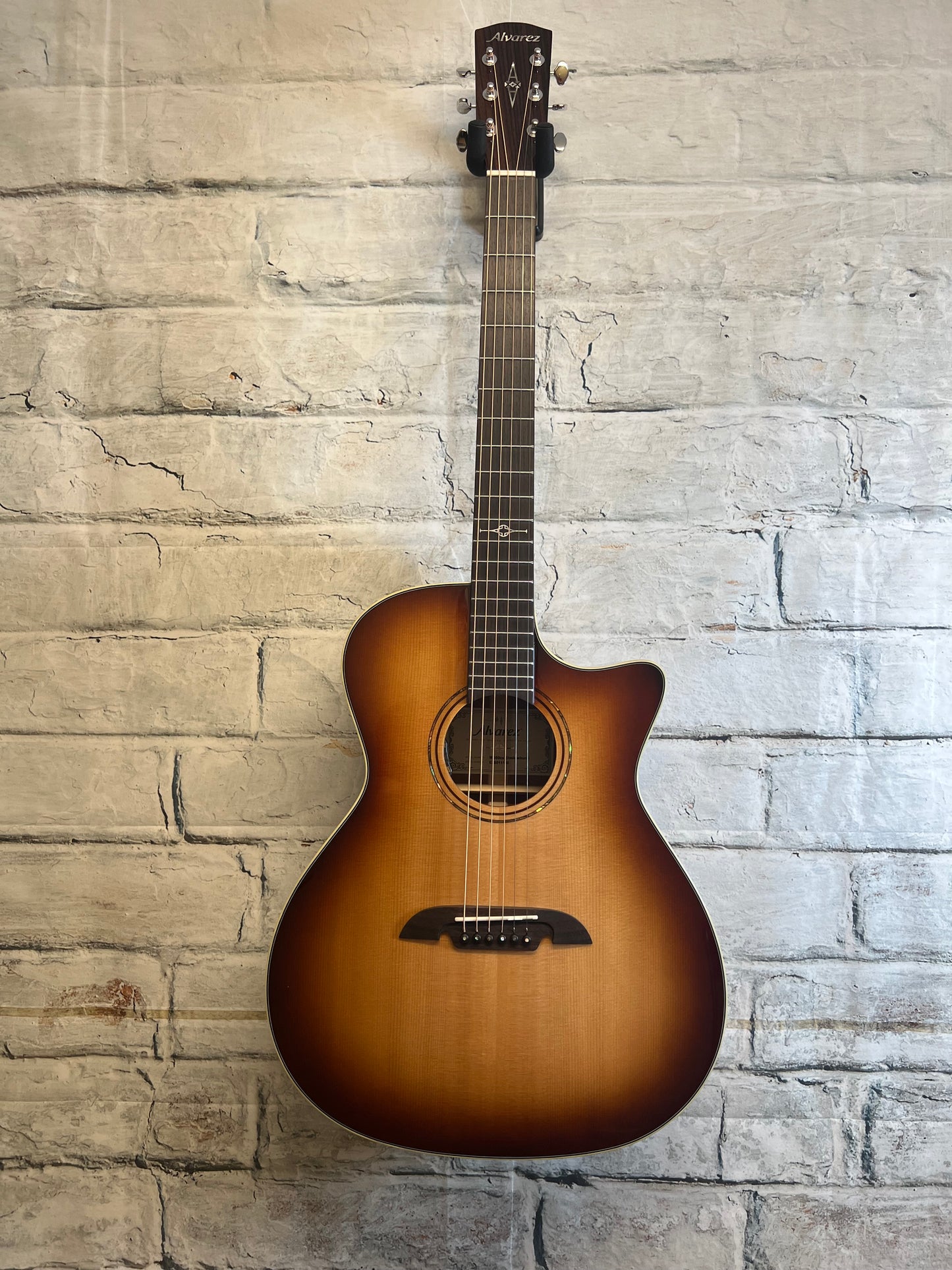 Alvarez Masterworks Grand Auditorium Acoustic Electric Guitar with Bag