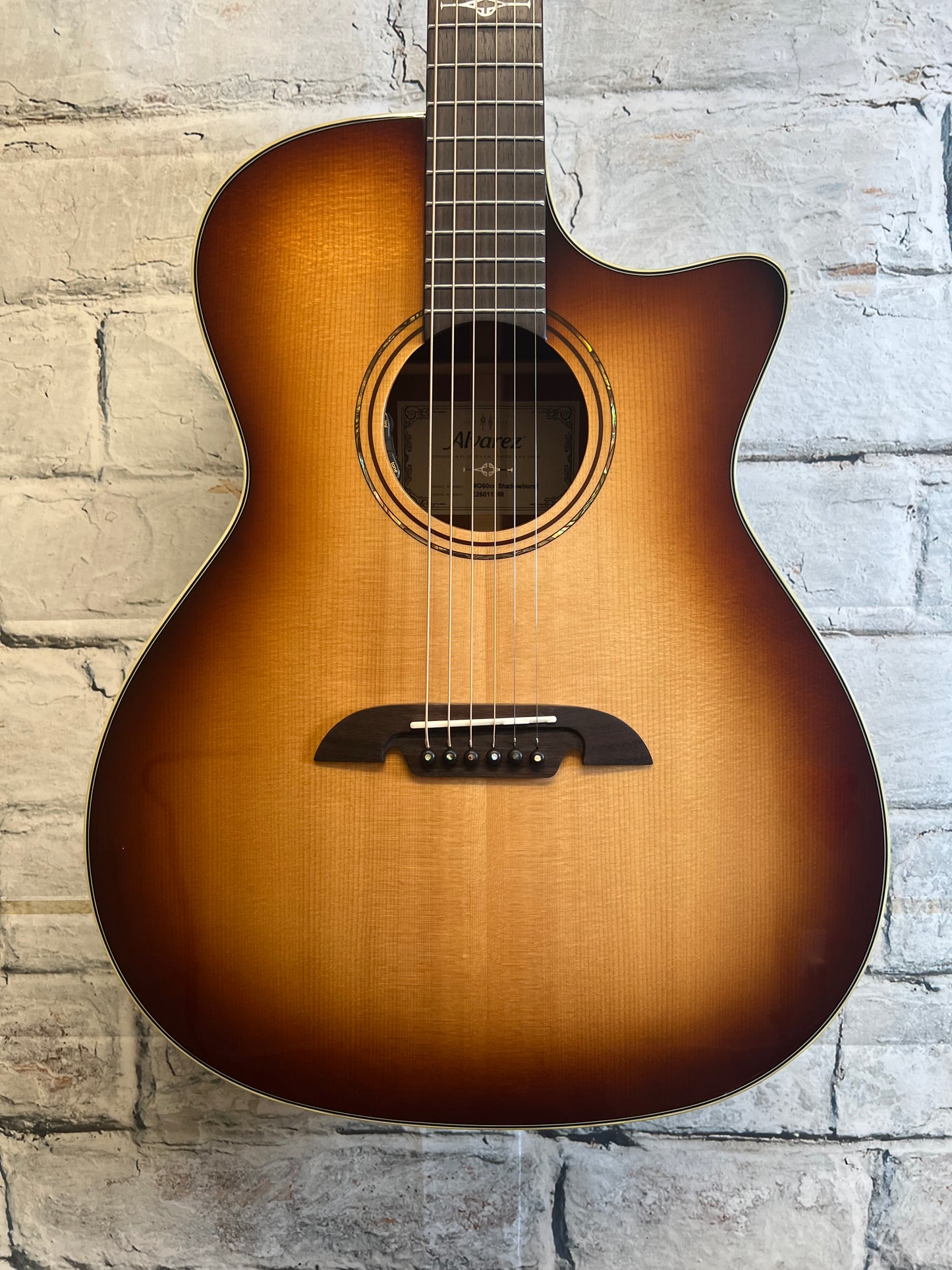 Alvarez Masterworks Grand Auditorium Acoustic Electric Guitar with Bag