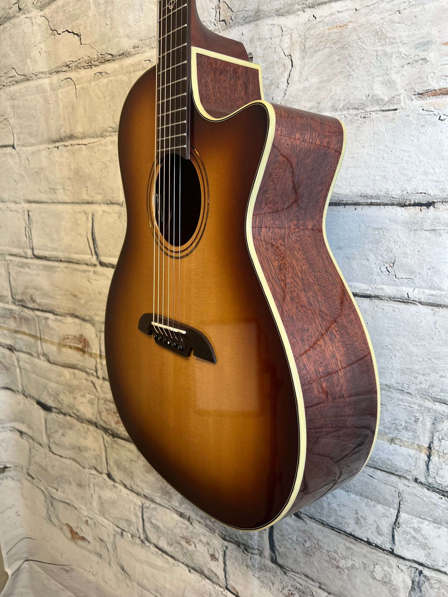 Alvarez Masterworks Grand Auditorium Acoustic Electric Guitar with Bag