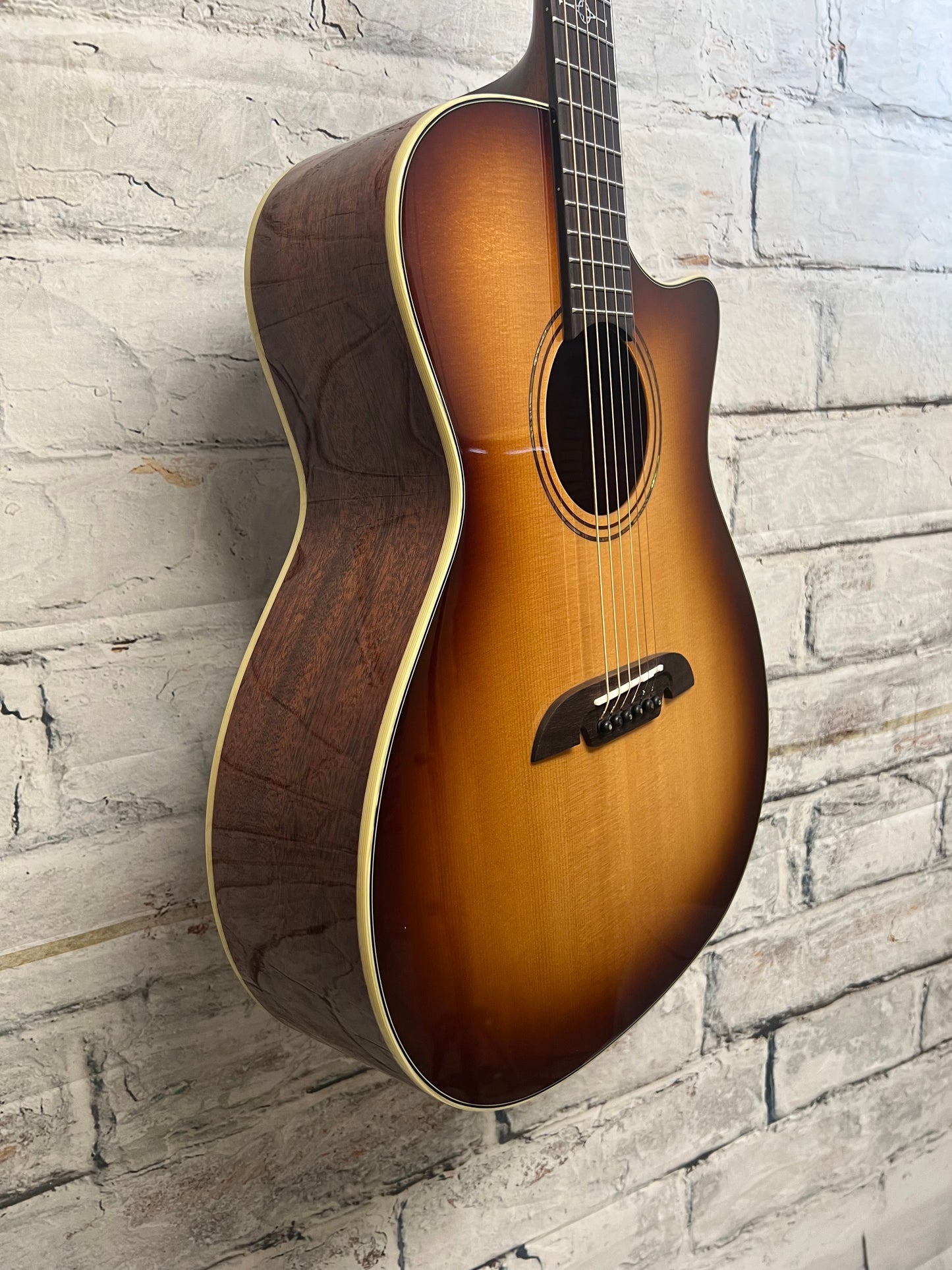 Alvarez Masterworks Grand Auditorium Acoustic Electric Guitar with Bag
