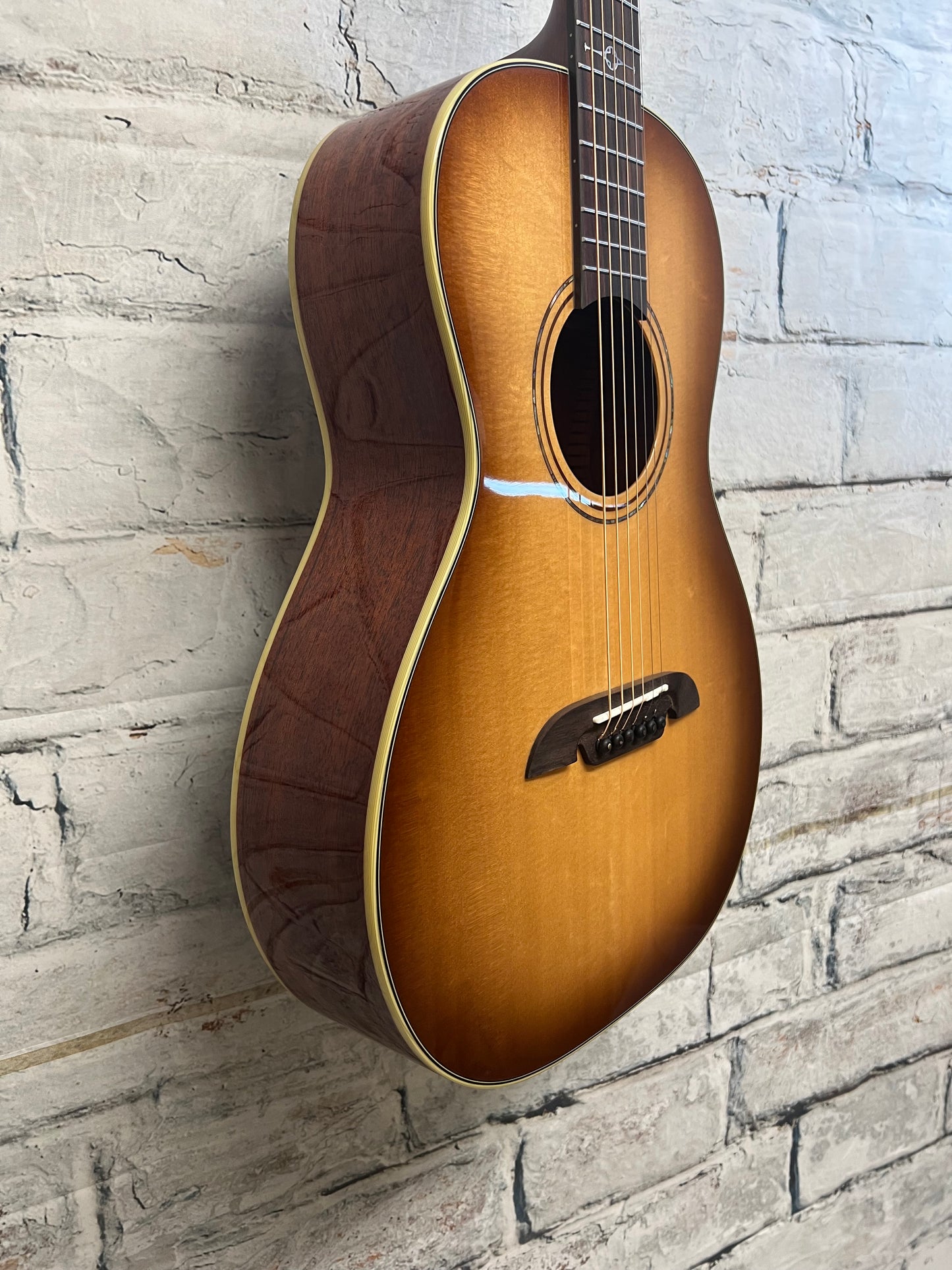 Alvarez Masterworks Parlor Acoustic Electric Guitar-SHADOWBURST with Bag