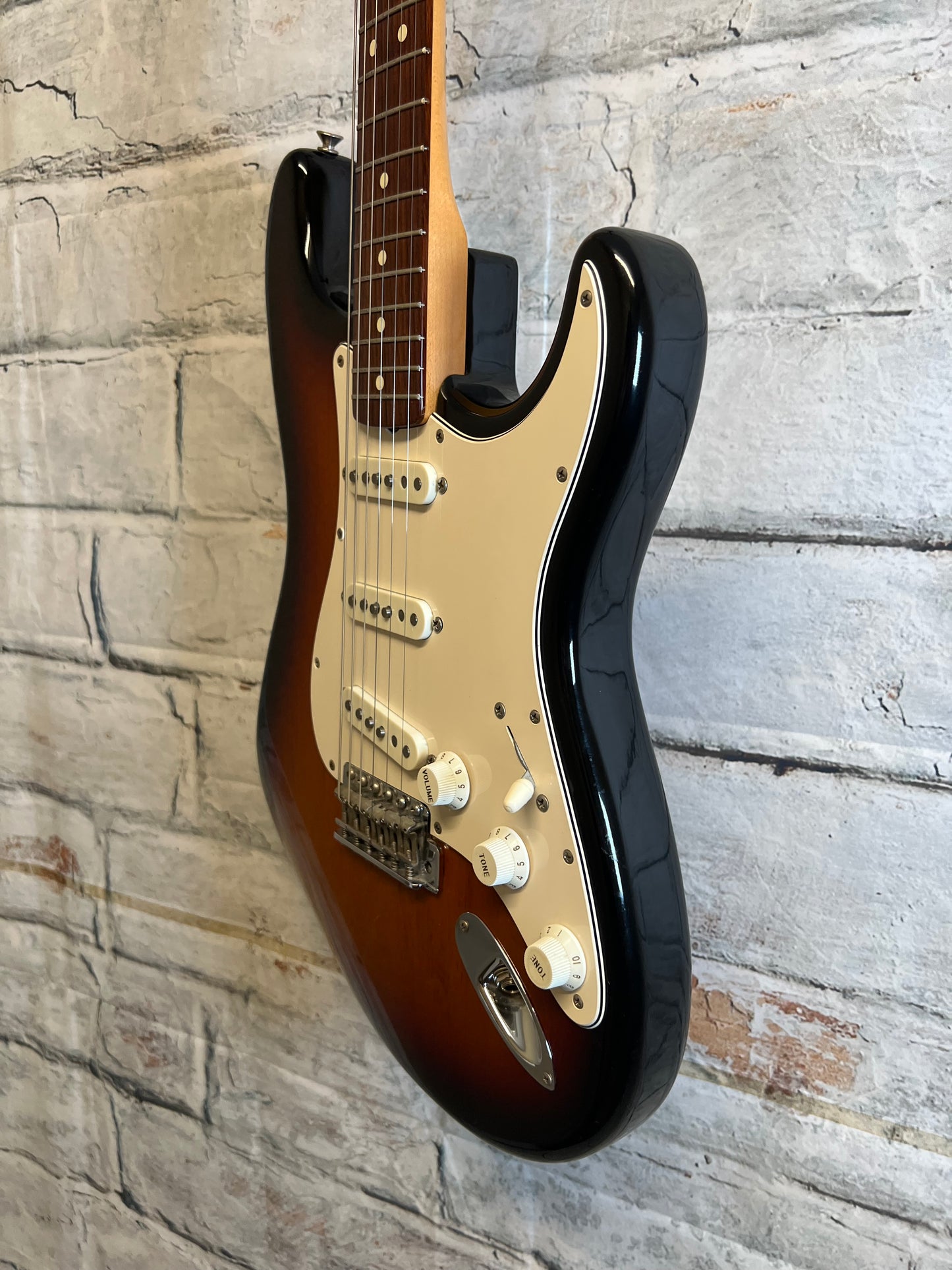 Used Fender AVRI ‘62 Reissue Stratocaster- Sunburst Rose