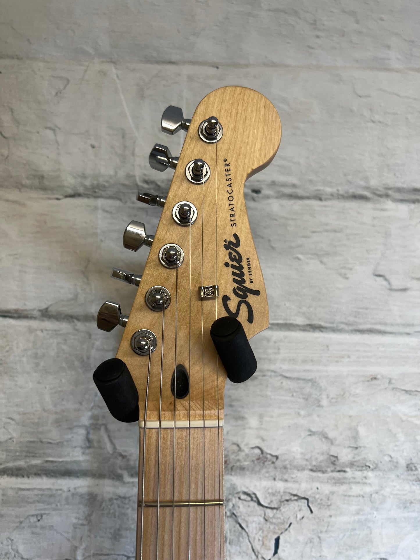 Squier Sonic Stratocaster HT, Maple Fingerboard, White Pickguard