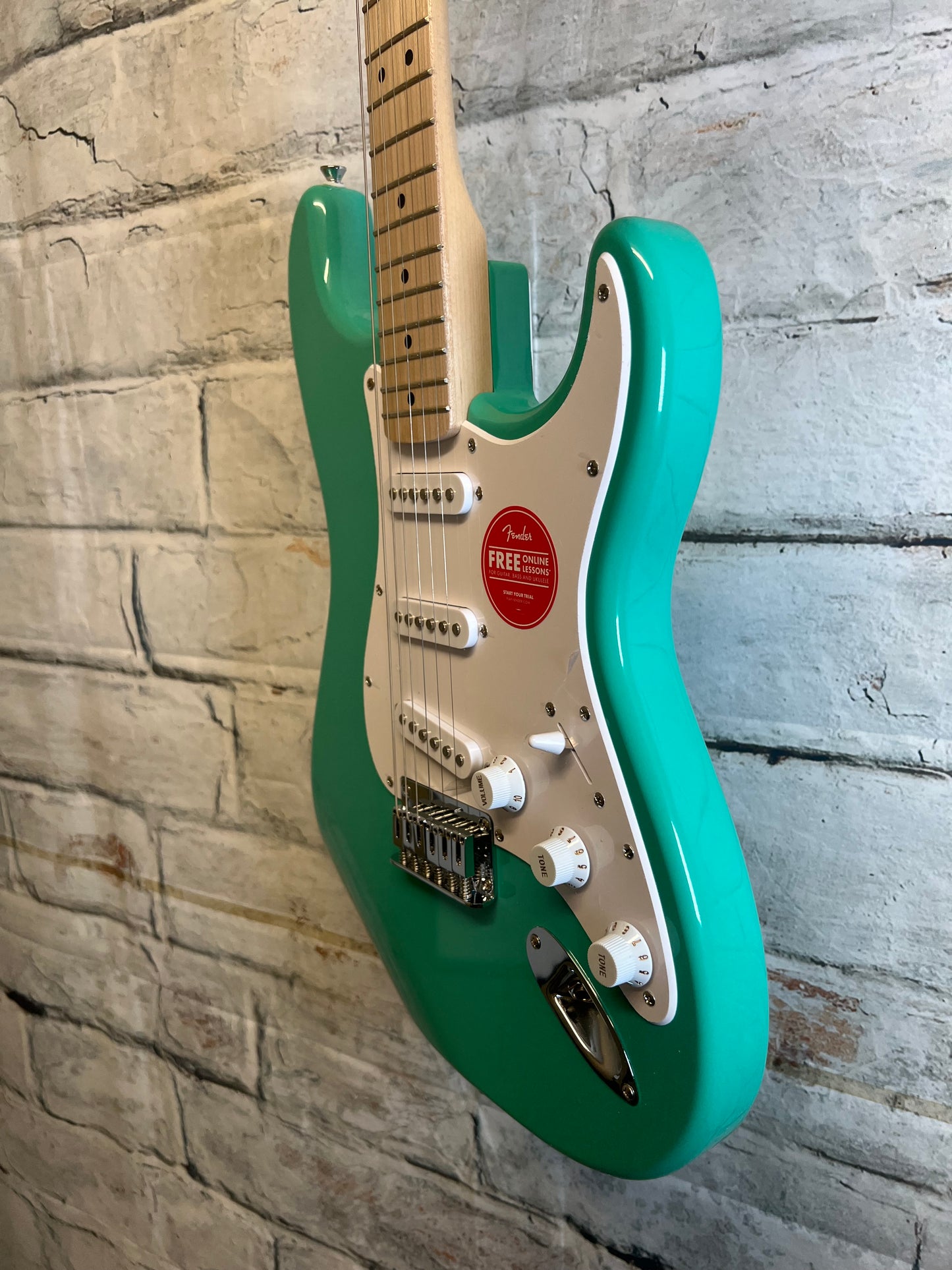 Squier Sonic Stratocaster HT, Maple Fingerboard, White Pickguard