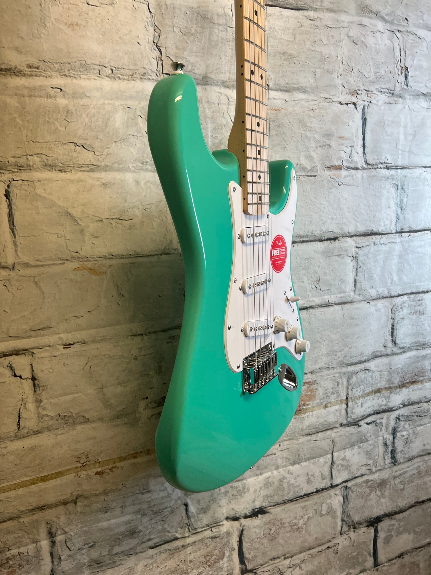 Squier Sonic Stratocaster HT, Maple Fingerboard, White Pickguard