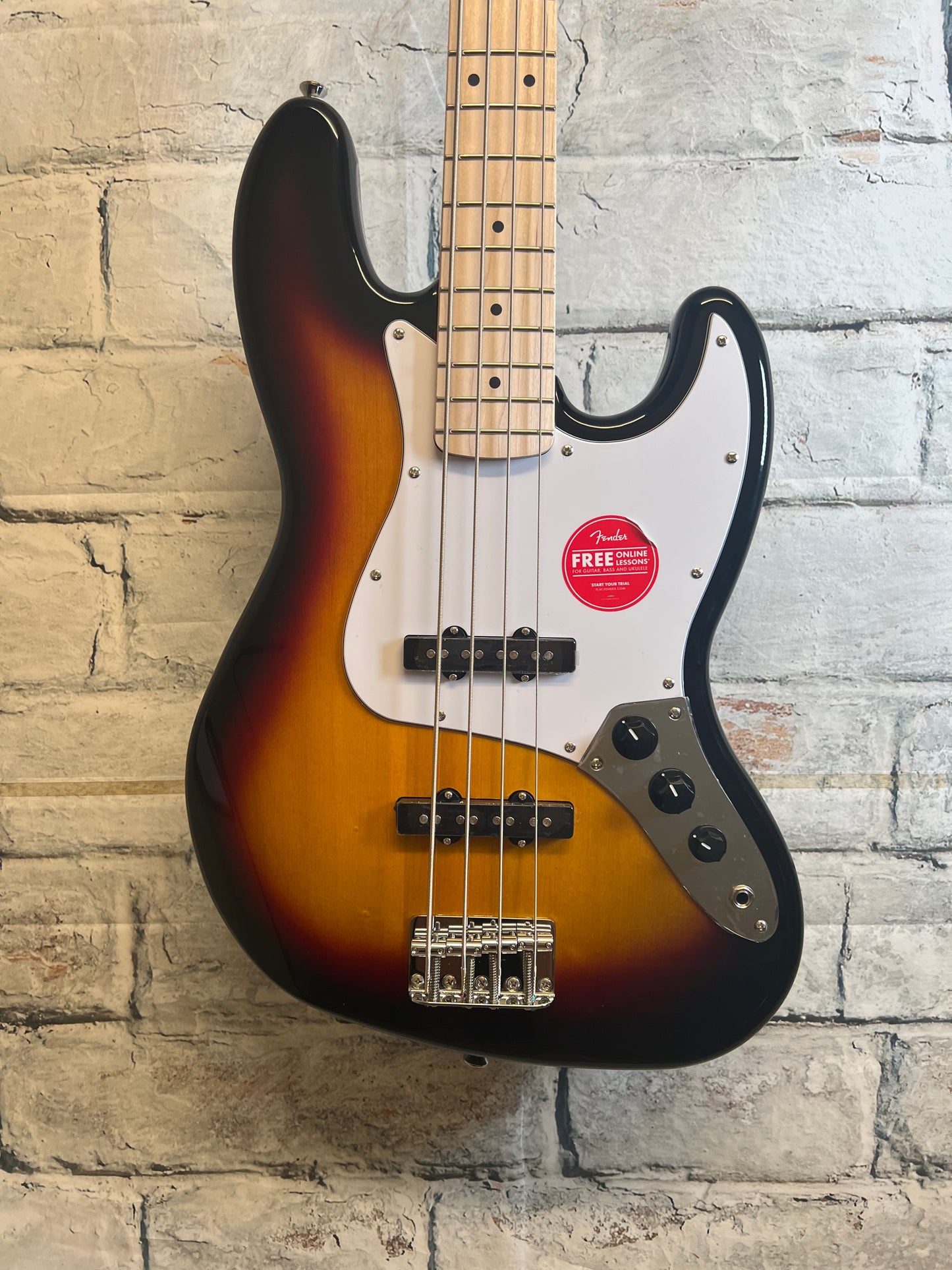 Squier Affinity Series Jazz Bass, Maple Fingerboard, White Pickguard