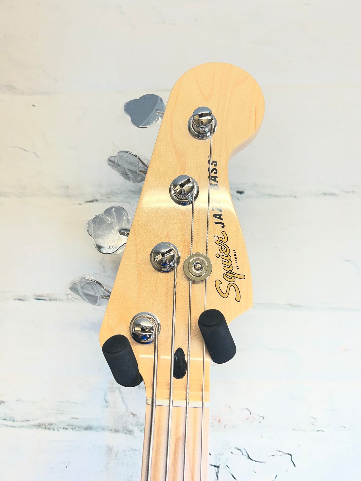 Squier Affinity Series Jazz Bass, Maple Fingerboard, White Pickguard