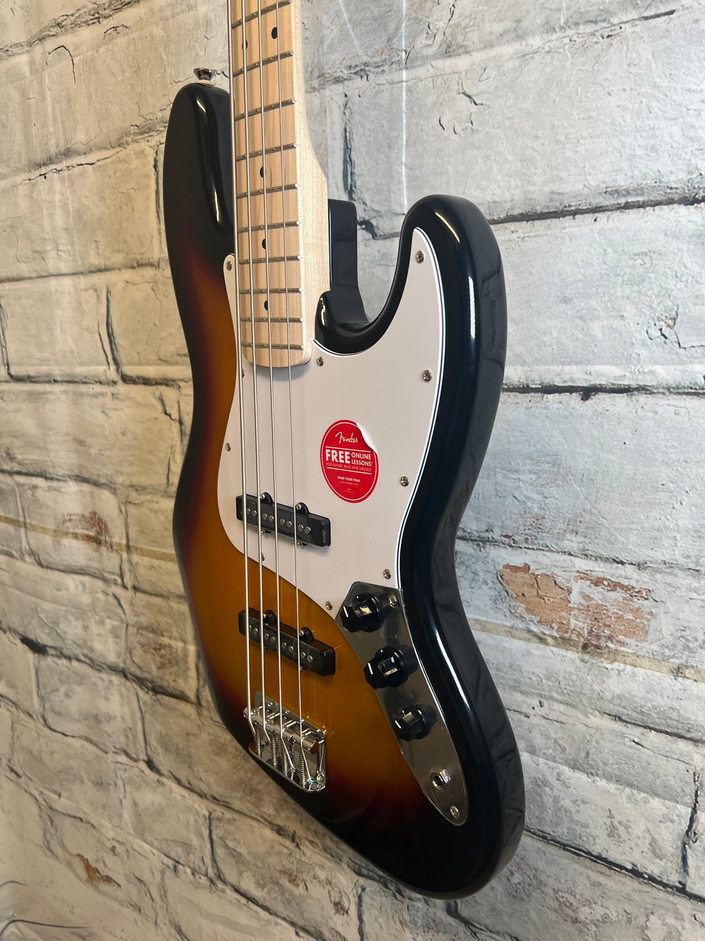 Squier Affinity Series Jazz Bass, Maple Fingerboard, White Pickguard