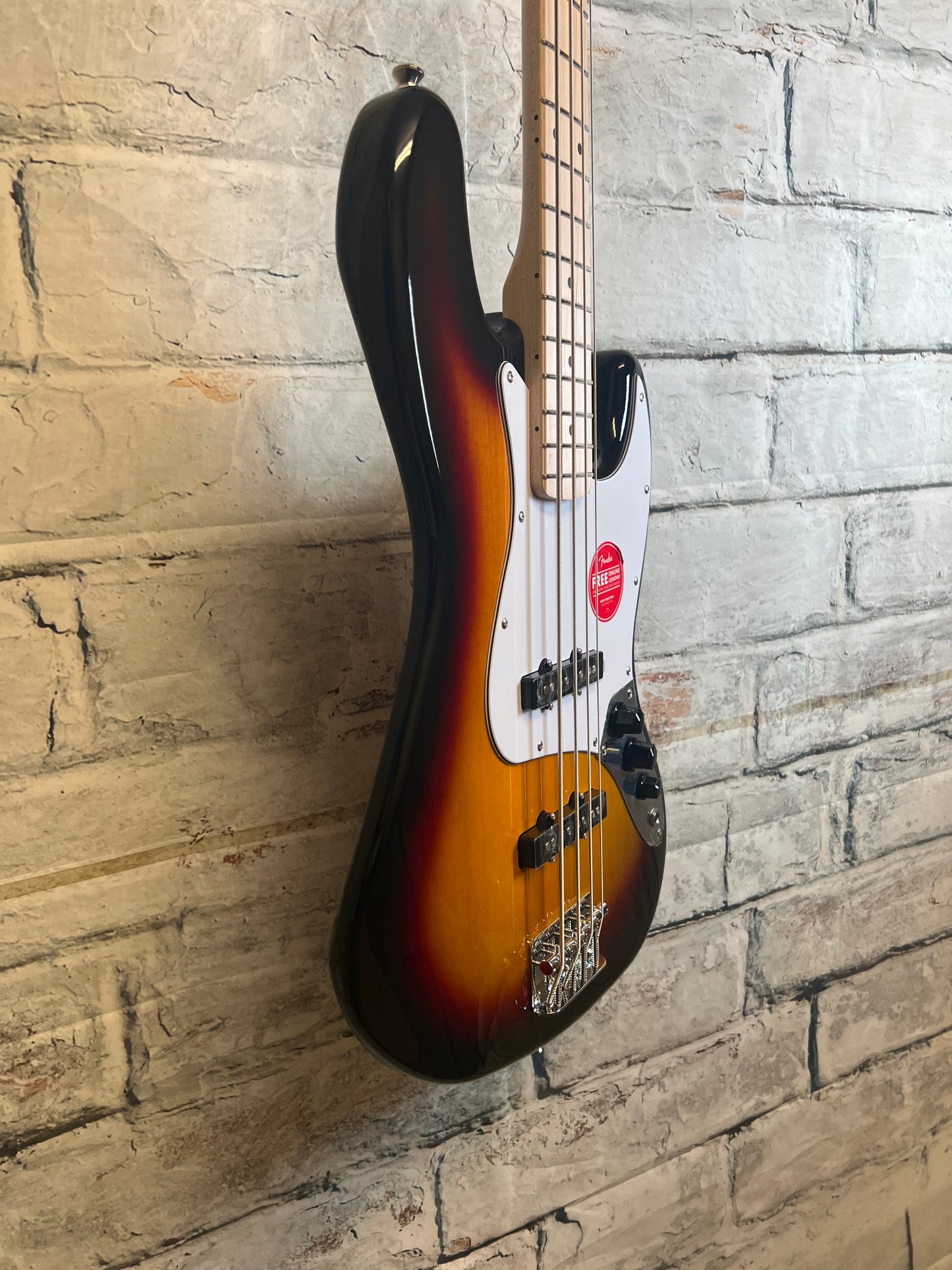 Squier Affinity Series Jazz Bass, Maple Fingerboard, White Pickguard