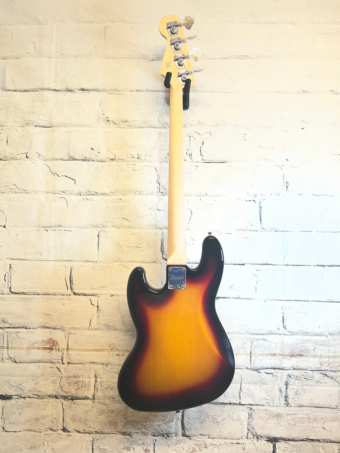 Squier Affinity Series Jazz Bass, Maple Fingerboard, White Pickguard