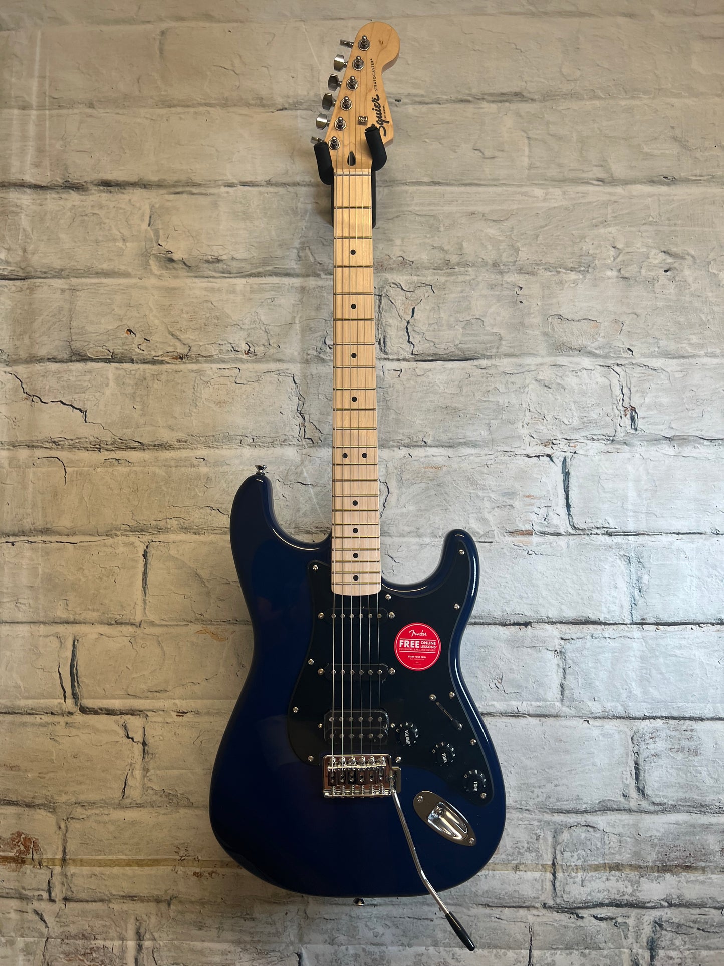 Squier Sonic Stratocaster HSS, Maple Fingerboard, Black Pickguard
