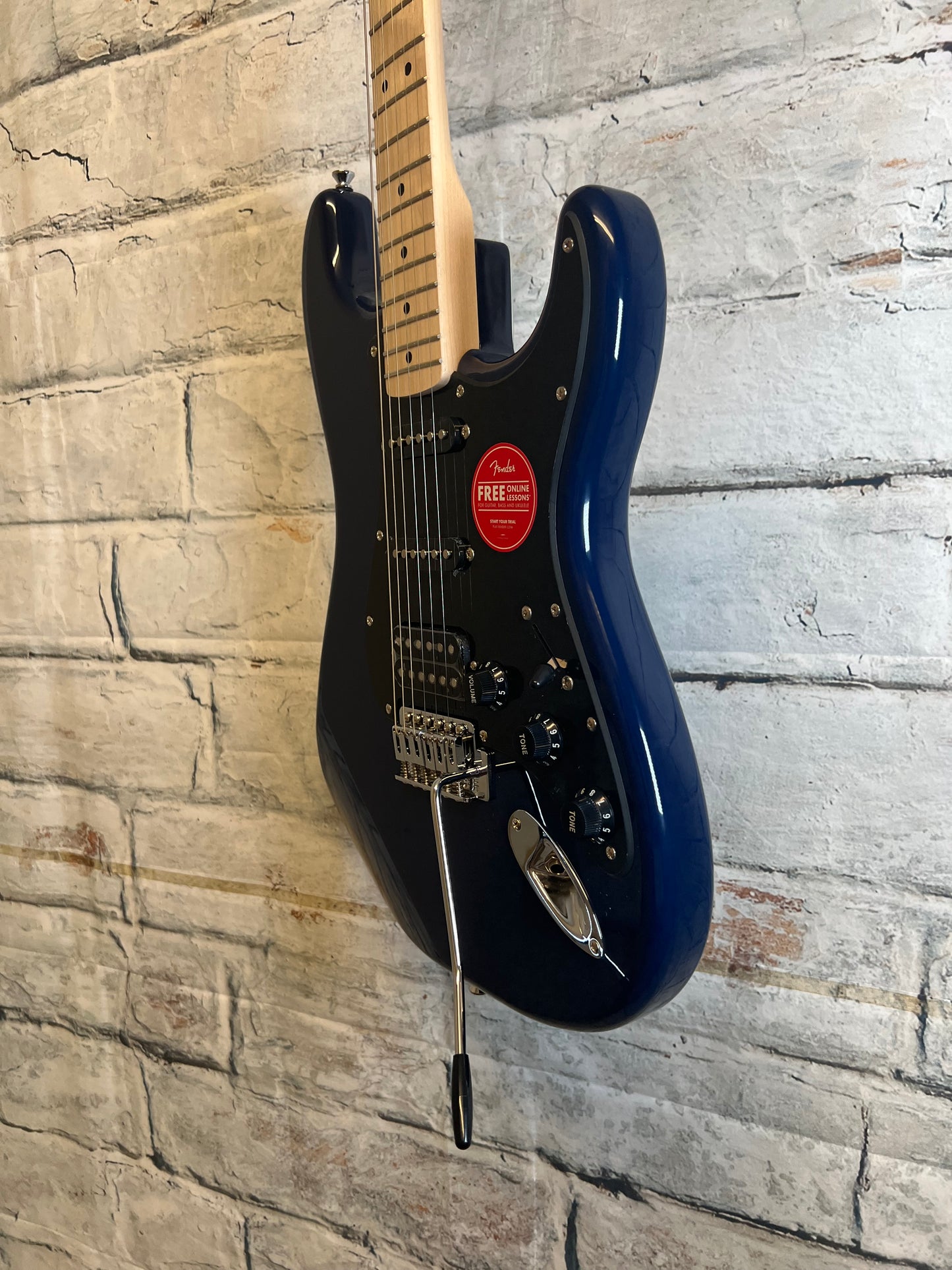 Squier Sonic Stratocaster HSS, Maple Fingerboard, Black Pickguard
