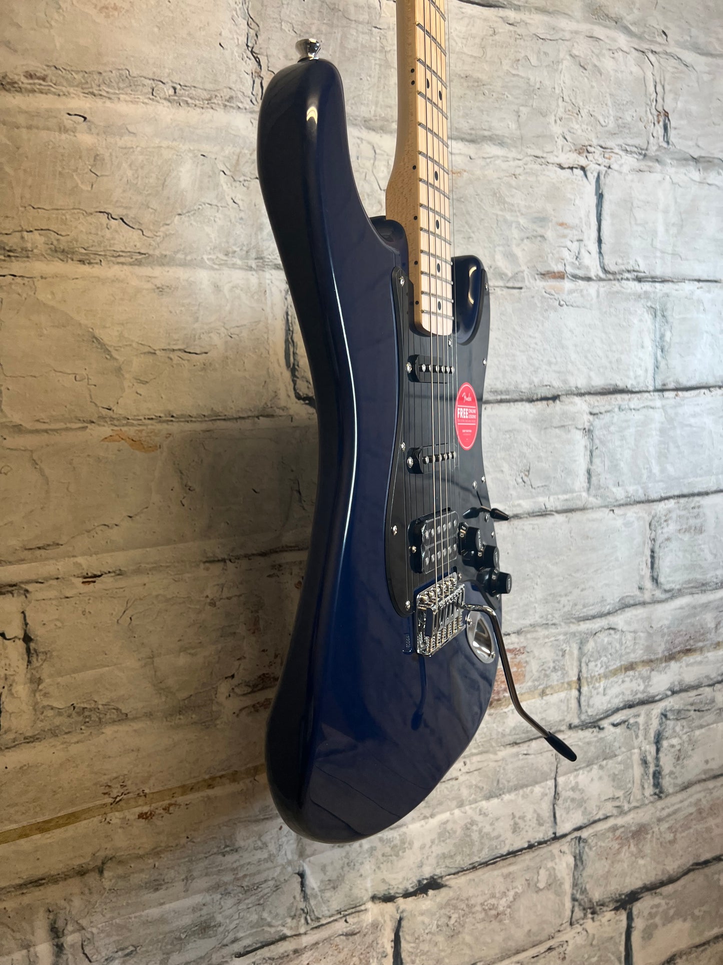 Squier Sonic Stratocaster HSS, Maple Fingerboard, Black Pickguard
