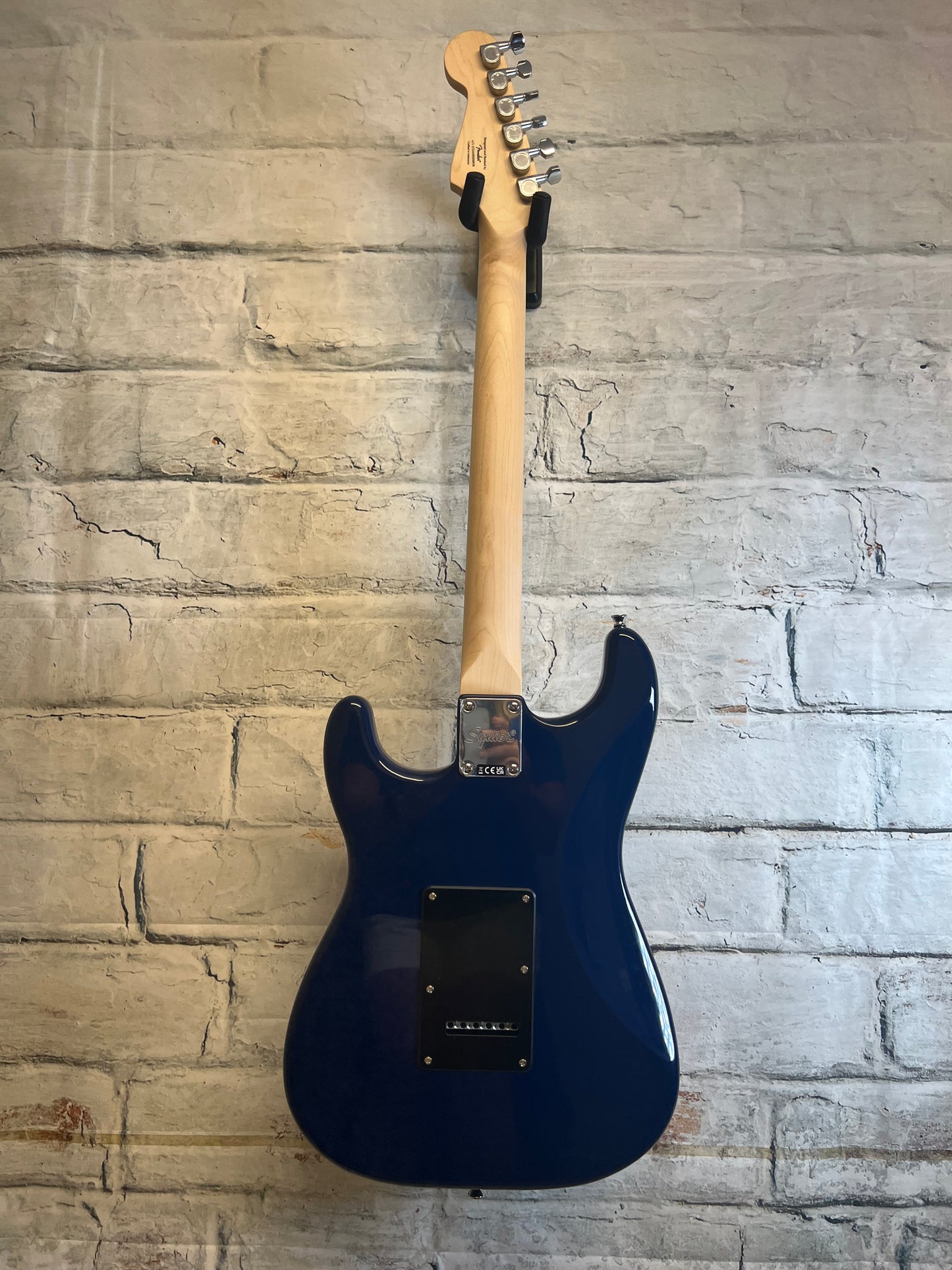 Squier Sonic Stratocaster HSS, Maple Fingerboard, Black Pickguard