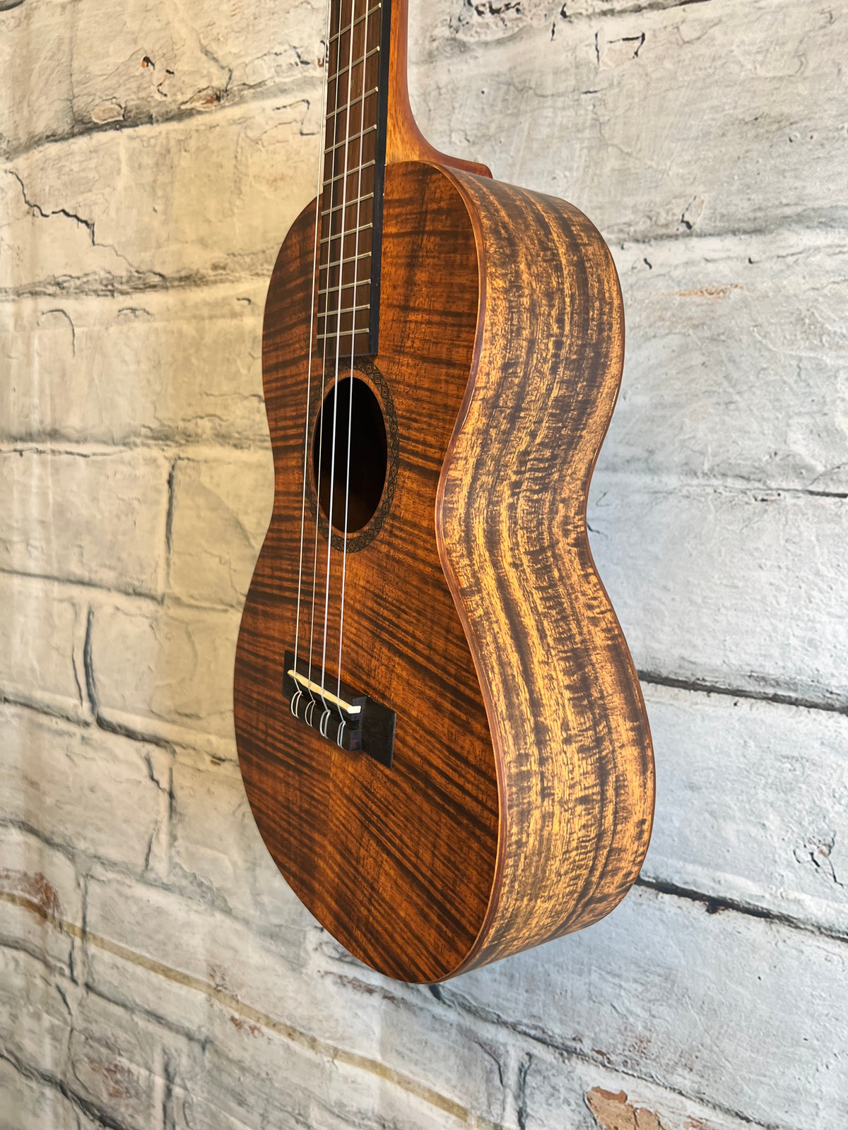 Mahalo MA4KA-U Artist Elite Series Baritone Ukulele, Koa-with bag