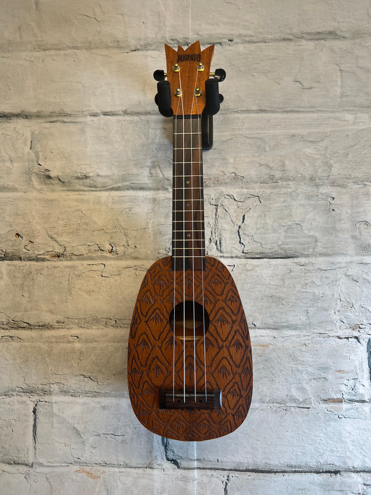 Mahalo ME1-P Pineapple Soprano Ukulele, Laser Engraved with Bag